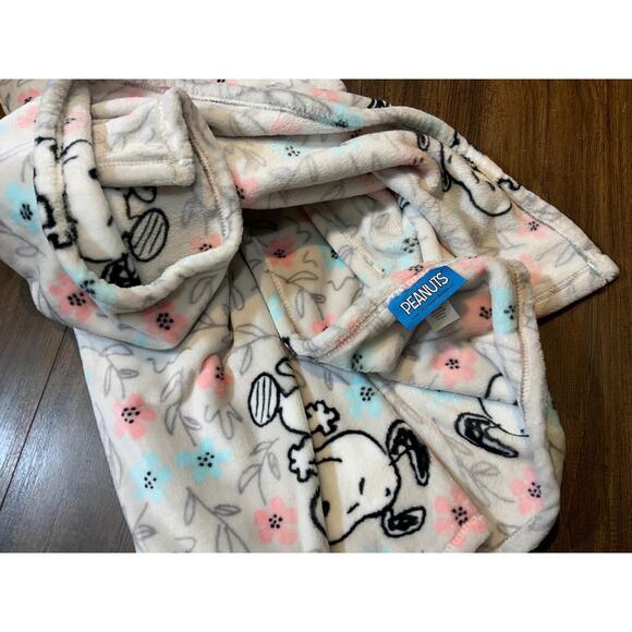 Berkshire Peanuts SNOOPY Soft Home Decorative Throw Blanket Collection - Picture 4 of 4